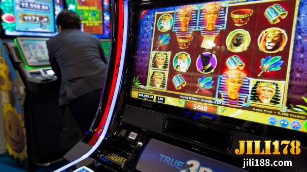 Ang mga online slot machine ay nagkakaloob ng average na 70% ng floor space sa parehong brick-and-mortar at casino online.