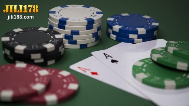 ganap na posible na gumamit ng mga card ng diskarte sa blackjack sa poker table.