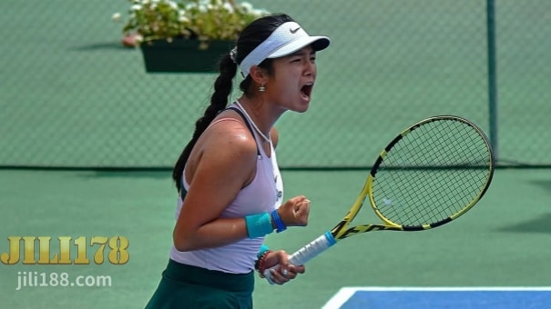Ang tennis ay isang isport na nilalaro ng dalawang manlalaro na nag-iisa o laban sa mga kasamahan sa koponan.
