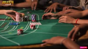 Ang larawan ay isang casino table na may mga naglalarong players