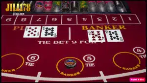 Ang larawan ay nagpapakita ng isang poker table na may baraha at poker chips