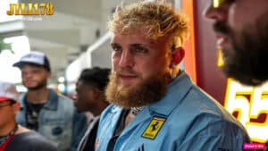 Ang larawan ay si "Jake Paul" na may kasamang mga lalaki