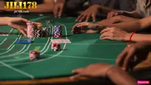 Ang larawan ay isang poker table na maraming tao naglalaro