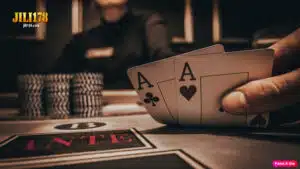 Ang larawan ay lumang poker table na may naka lagay na dalawang alas