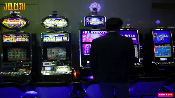 Ang larawan ay isang taong sinusubaybayan ang mga slot machine